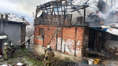  Bursa'nın İnegöl ilçesinde meydana gelen yangında tek katlı ev kül