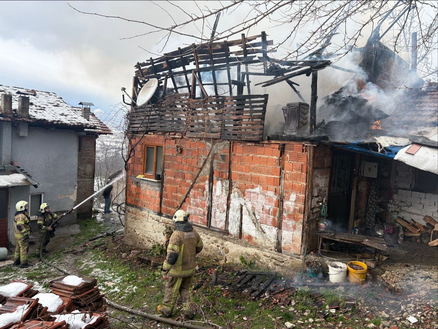  Bursa'nın İnegöl ilçesinde meydana gelen yangında tek katlı ev kül