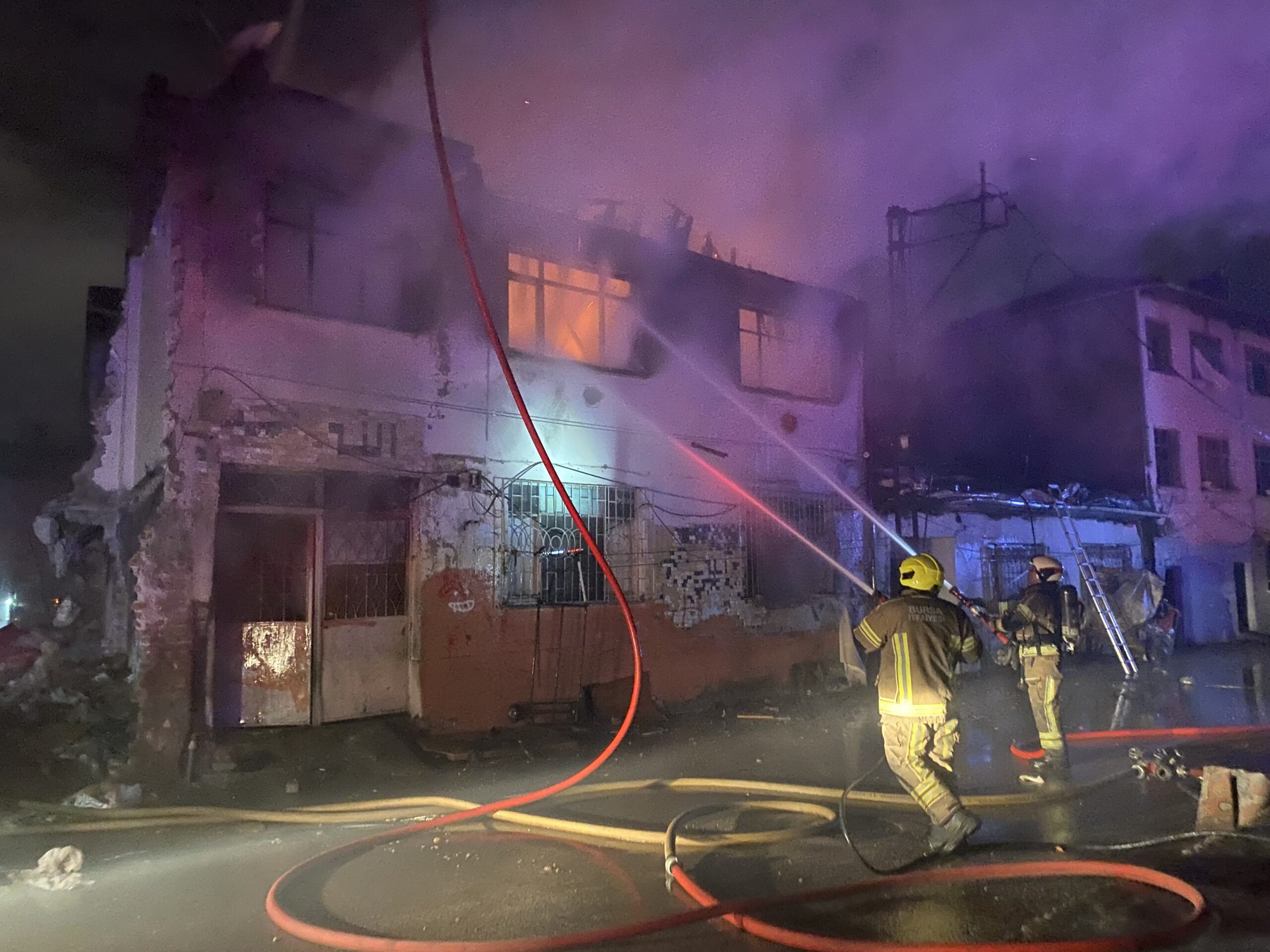 Bursa'da iki katlı evde sobadan çıkan yangında 2 kadın dumandan