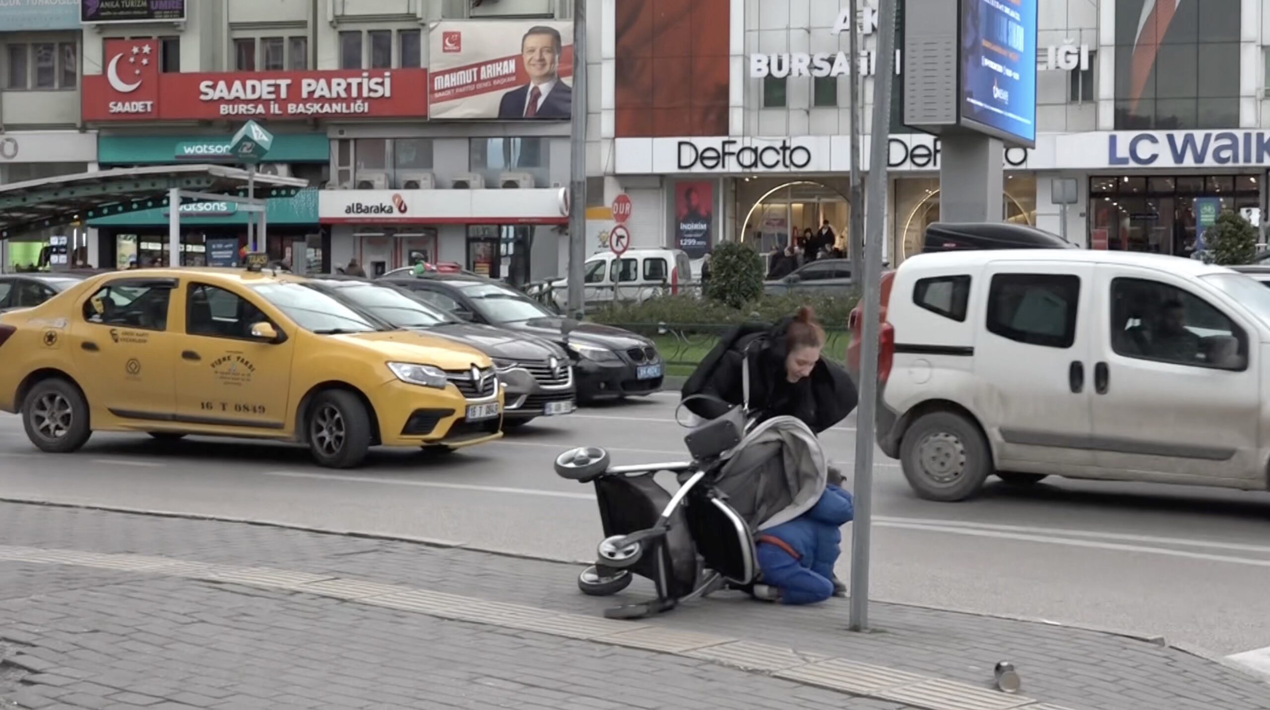 Bursa'da etkili olan şiddetli lodos, sokakta yürüyen vatandaşlara zor anlar