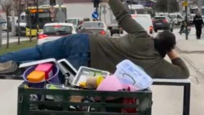 Bursa trafiğinde motorun üzerinde yatarak ilerleyen şahıs trafikteki rahat tavırlarıyla dikkat