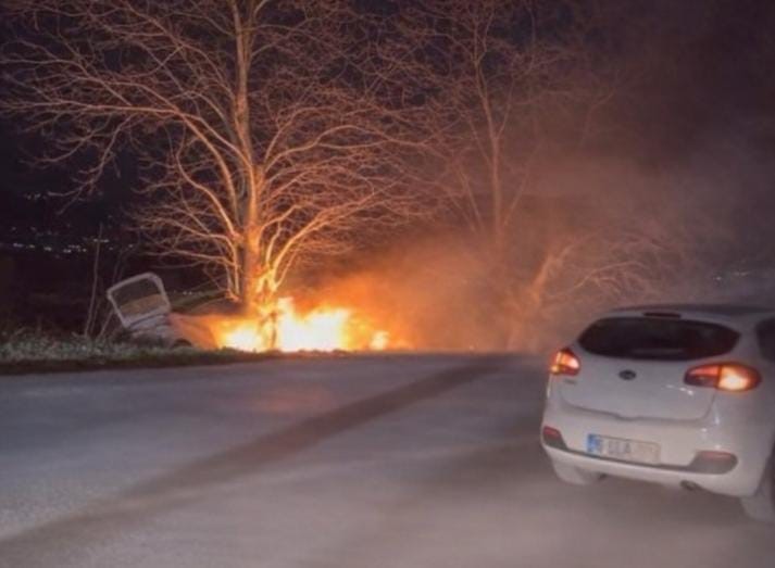 Bursa'da kontrolden çıkan otomobil ağaca çarptıktan sonra alev aldı, vatandaşlar