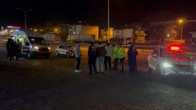 Bursa'nın İnegöl ilçesinde iki otomobilin çarpıştığı kazada, 1'i çocuk 3