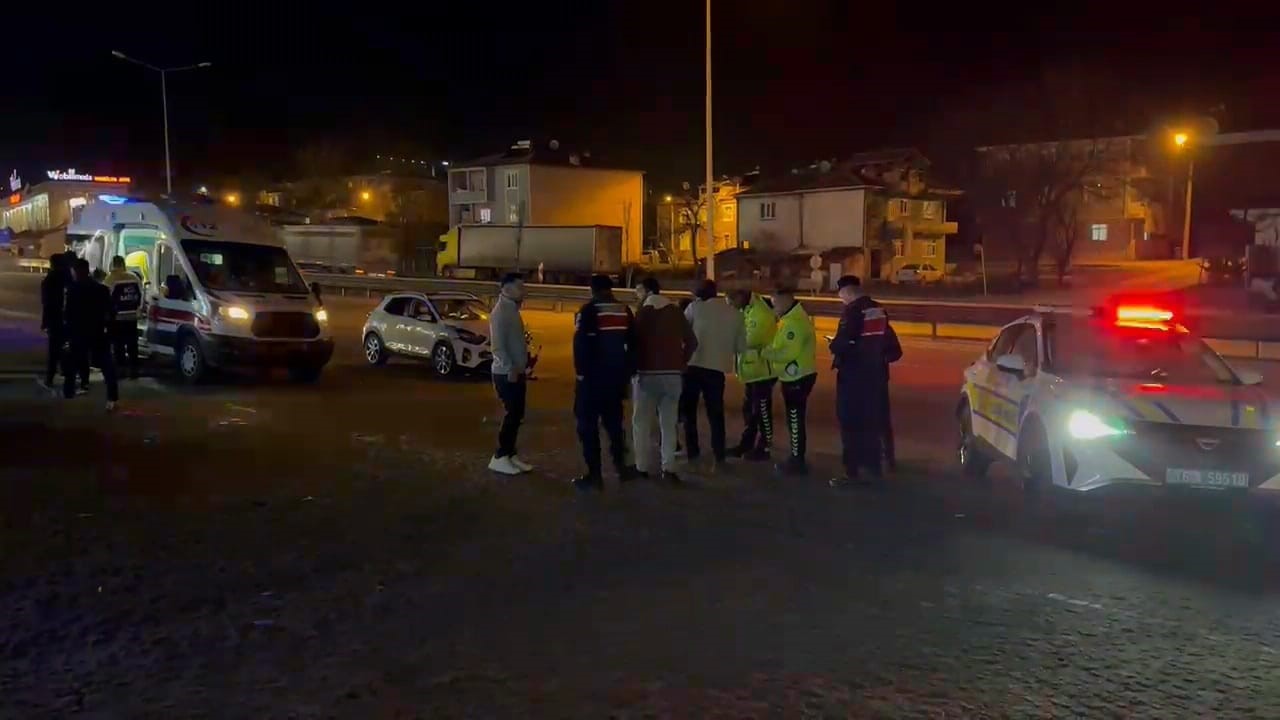 Bursa'nın İnegöl ilçesinde iki otomobilin çarpıştığı kazada, 1'i çocuk 3