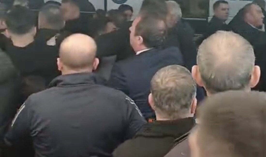 Bursa Büyükşehir Belediye Başkanı Mustafa Bozbey’e yumruklu saldırı girişimi, polis ve zabıta