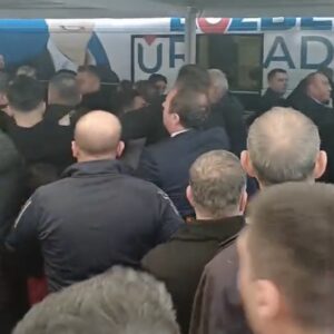 Bursa Büyükşehir Belediye Başkanı Mustafa Bozbey’e yumruklu saldırı girişimi, polis ve zabıta