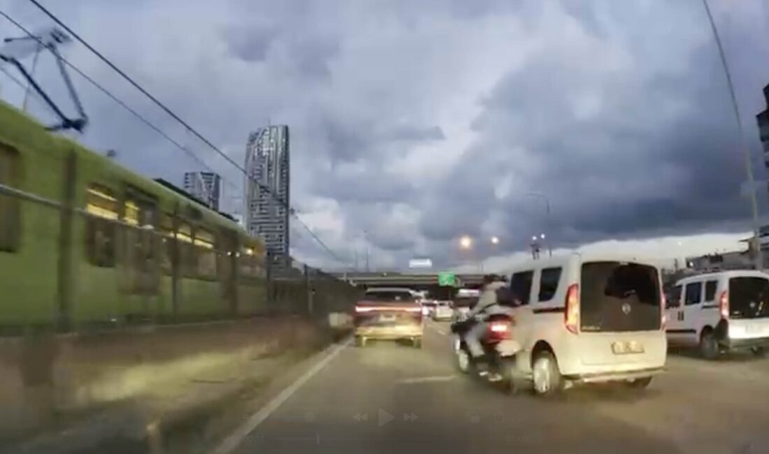 Bursa'da seyir halindeki motosikletli ile çarpıştıktan sonra aracından inen sürücü,