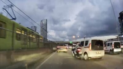 Bursa'da seyir halindeki motosikletli ile çarpıştıktan sonra aracından inen sürücü,