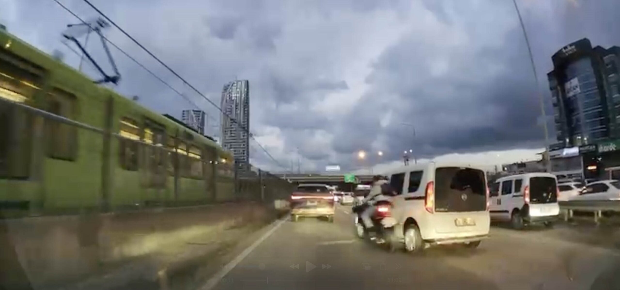 Bursa'da seyir halindeki motosikletli ile çarpıştıktan sonra aracından inen sürücü,