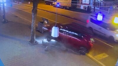 Bursa'nın İnegöl ilçesinde sürücüsünün fren yerine gaza bastığı otomobil kontrolden