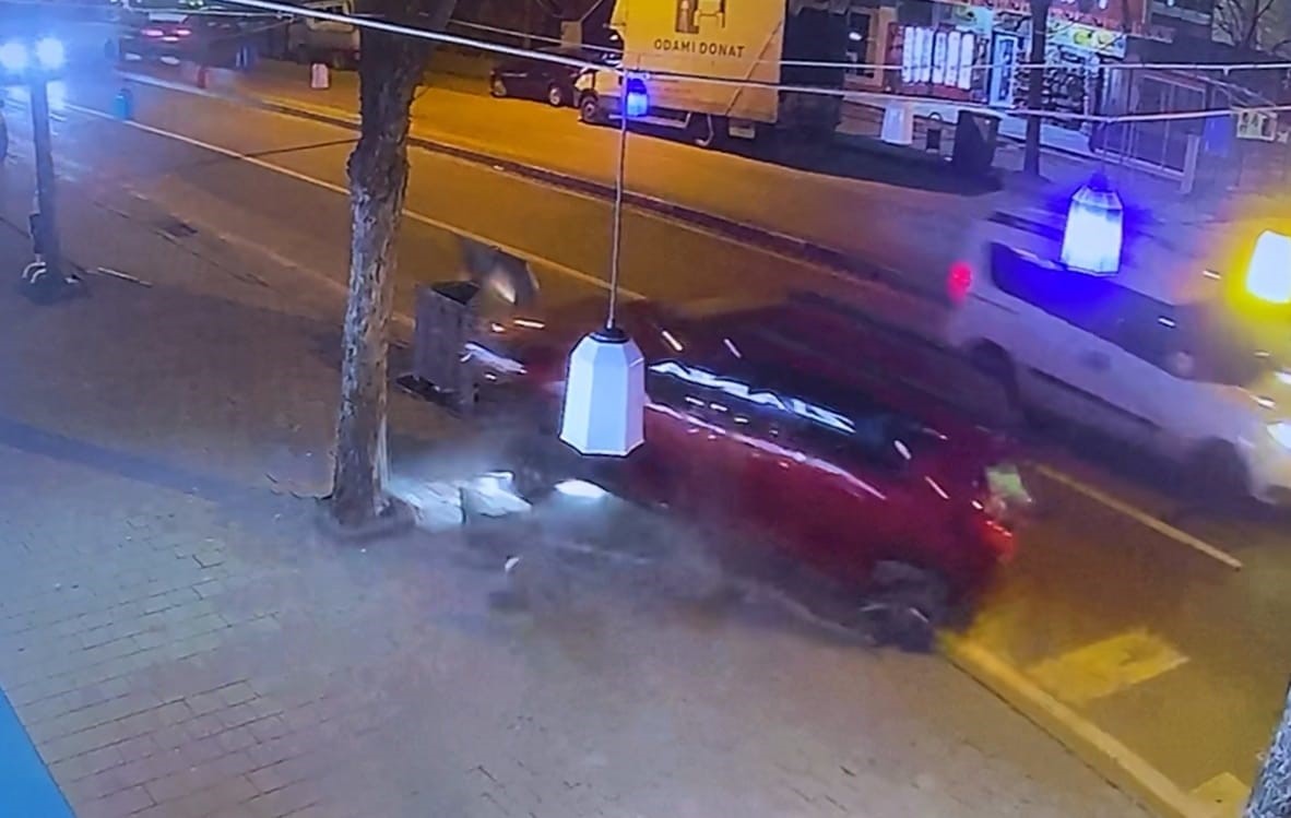 Bursa'nın İnegöl ilçesinde sürücüsünün fren yerine gaza bastığı otomobil kontrolden