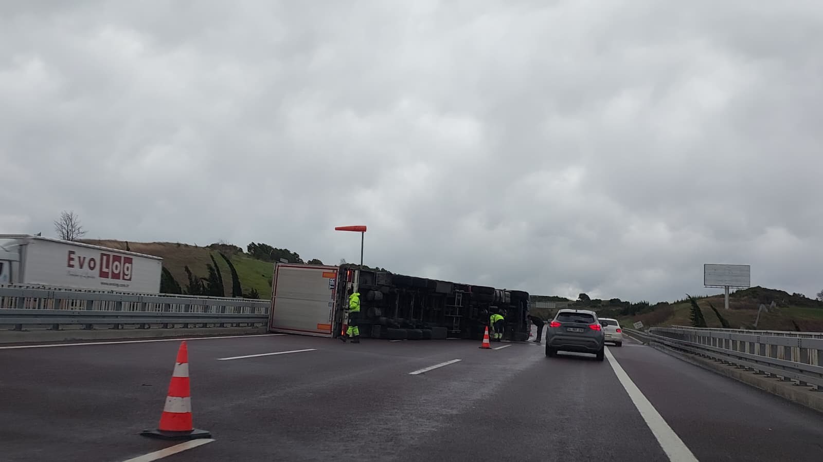 Bursa'da kuvvetli fırtına tırı devirdi 1 Bursam Medya -