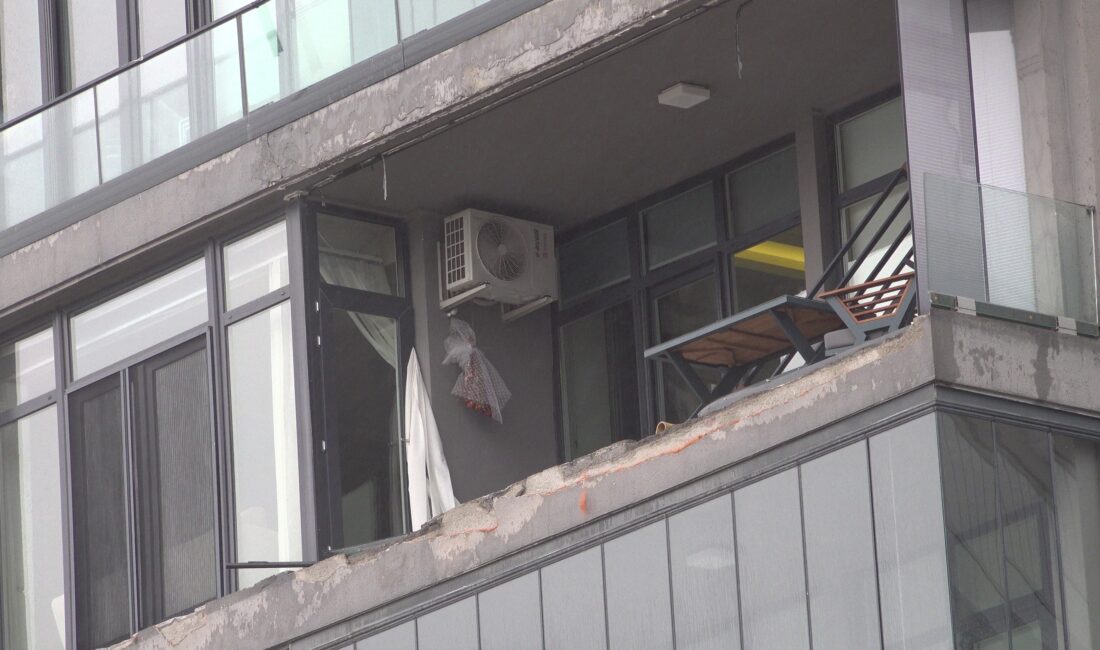 Bursa’da etkili olan lodos hayatı felç etti. Önüne kattığını sürükleyen