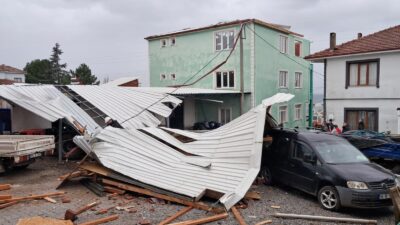 Bursa'nın İznik ilçesinde şiddetli fırtına nedeniyle bir evin çatısı uçtu.