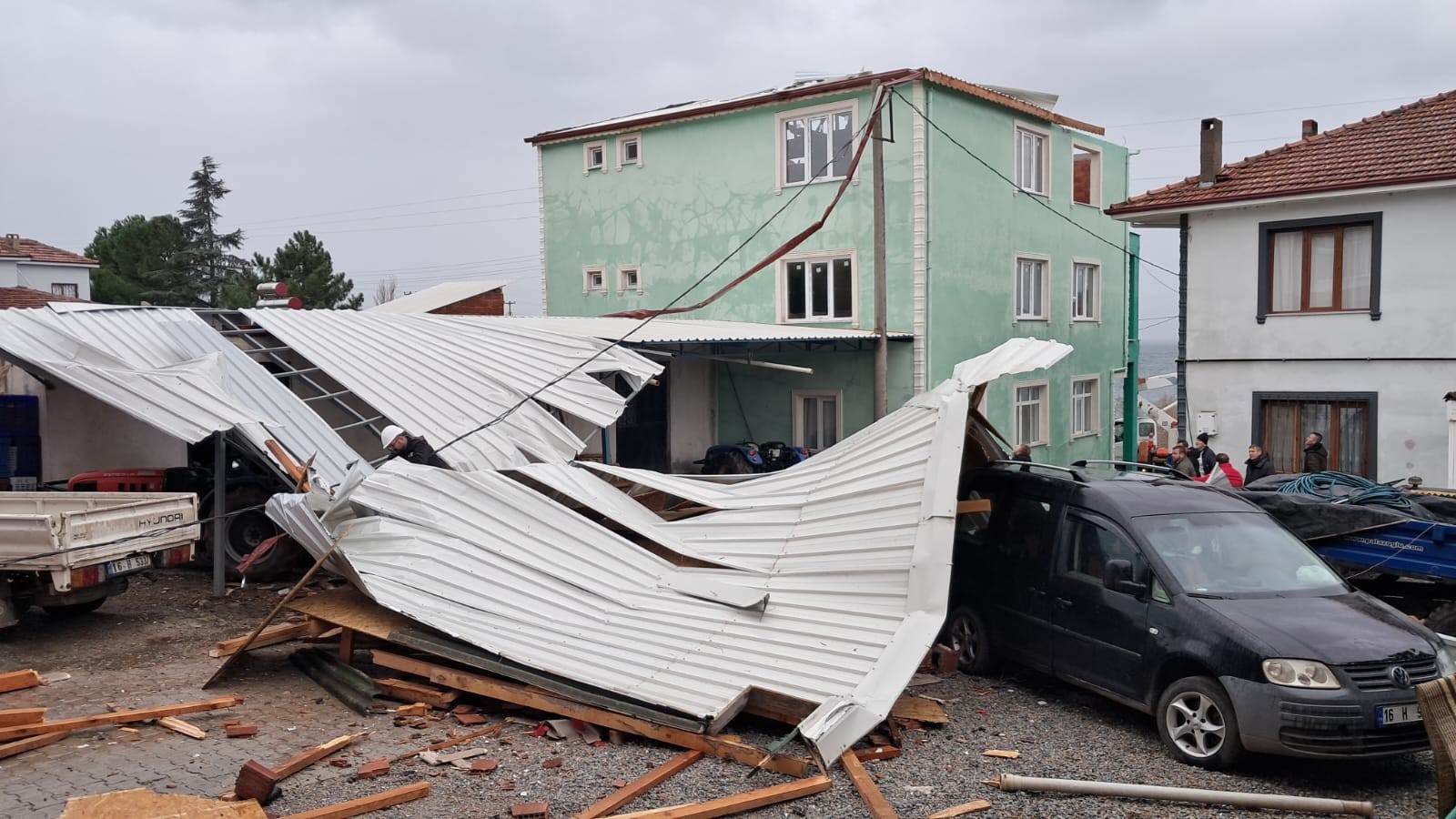 Bursa'nın İznik ilçesinde şiddetli fırtına nedeniyle bir evin çatısı uçtu.