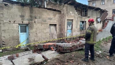 Bursa’nın Kestel ilçesinde etkili olan lodos nedeniyle çöken duvarın altında