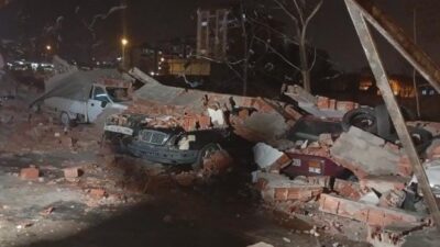 Bursa’da şiddetli lodosun etkisiyle çöken duvar, boş alana park edilen