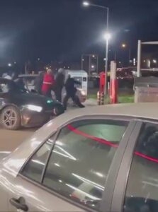 Bursa'nın Nilüfer ilçesinde 2 kişi arasında çıkan tartışma kavgaya döndü.