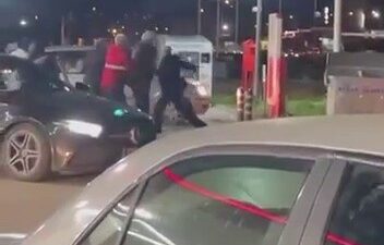 Bursa'nın Nilüfer ilçesinde 2 kişi arasında çıkan tartışma kavgaya döndü.