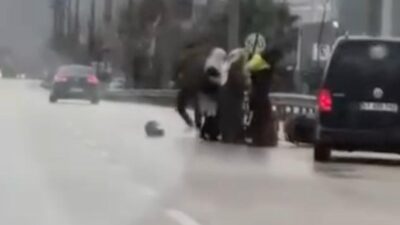 Bursa'nın Kestel ilçesinde seyir halindeki sürücü ile kurye arasında çıkan