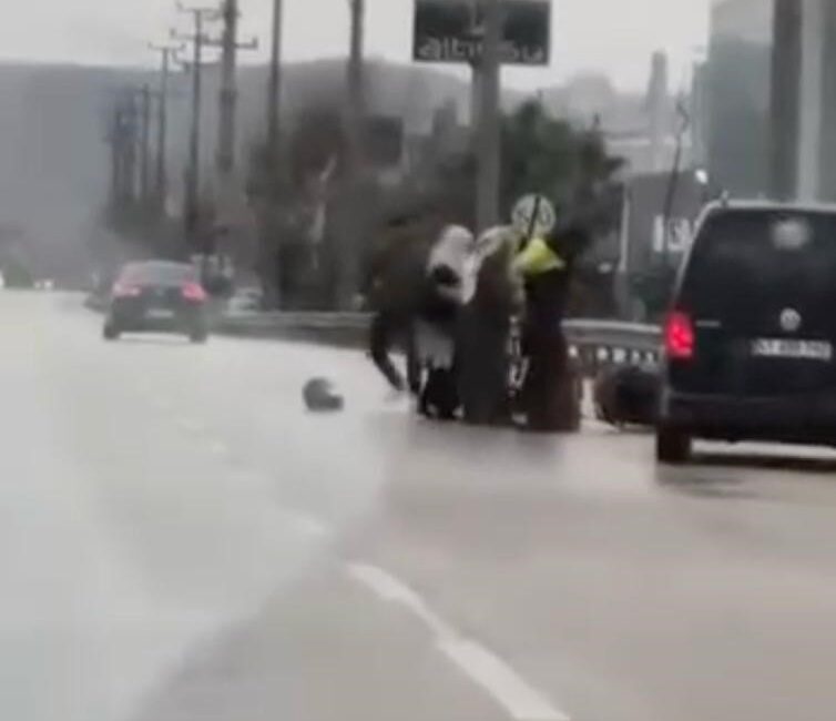 Bursa'nın Kestel ilçesinde seyir halindeki sürücü ile kurye arasında çıkan