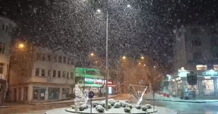 Bursa’da kar yağışı etkisini göstermeye başladı. Kent genelinde sabah saatleri