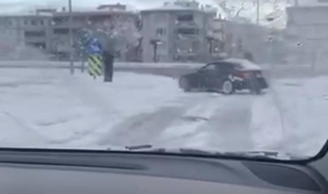 Bursa'da etkili olan kar yağışını fırsat bilen sürücü, otomobiliyle kavşakta