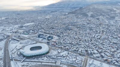 Bursa’da simge haline gelen mekanlar beyaza bürünürken, Atatürk Spor Kompleksi
