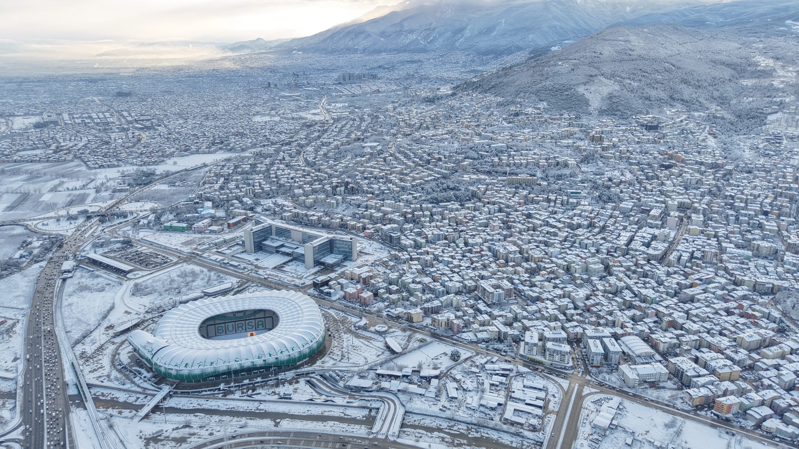  Bursa’da simge haline gelen mekanlar beyaza bürünürken, Atatürk Spor Kompleksi