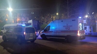 Bursa'da çıkan bıçaklı kavgada 2 kişi sırtından yaralandı.