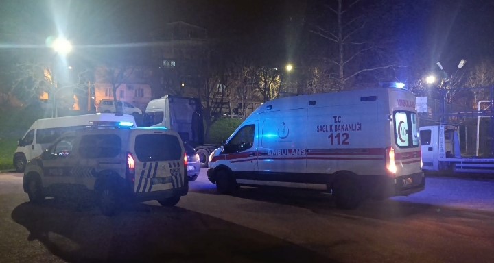 Bursa'da çıkan bıçaklı kavgada 2 kişi sırtından yaralandı.