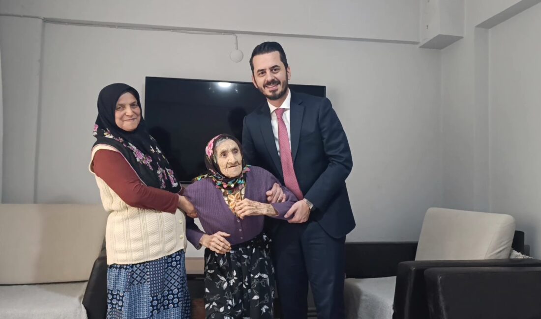 Bursa'da 121 yaşındaki Saadet Al'ı ziyaret eden AK Parti Osmangazi