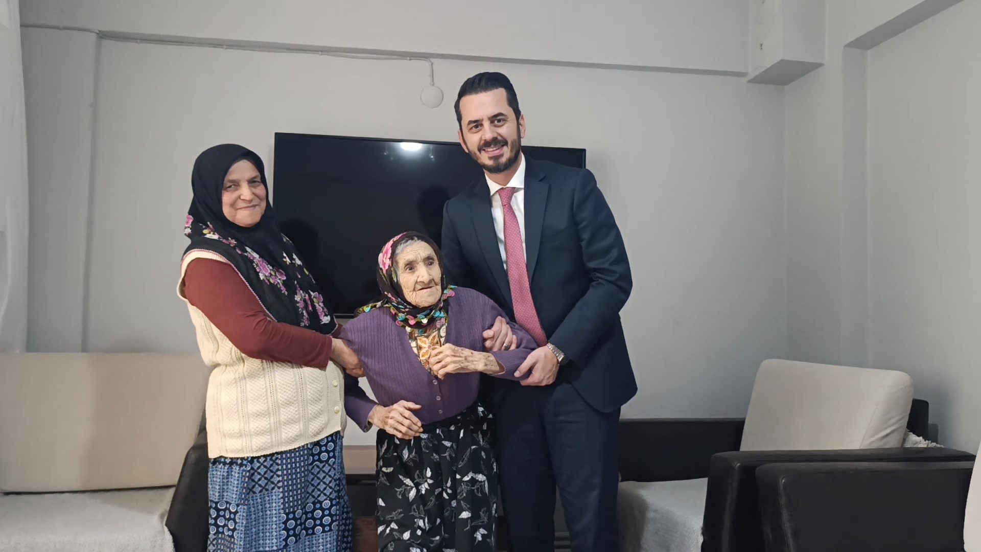 Bursa'da 121 yaşındaki Saadet Al'ı ziyaret eden AK Parti Osmangazi
