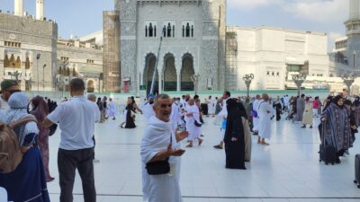 Bursa’nın İnegöl ilçesinde çocukların özel halk otobüslerine kar topu atması