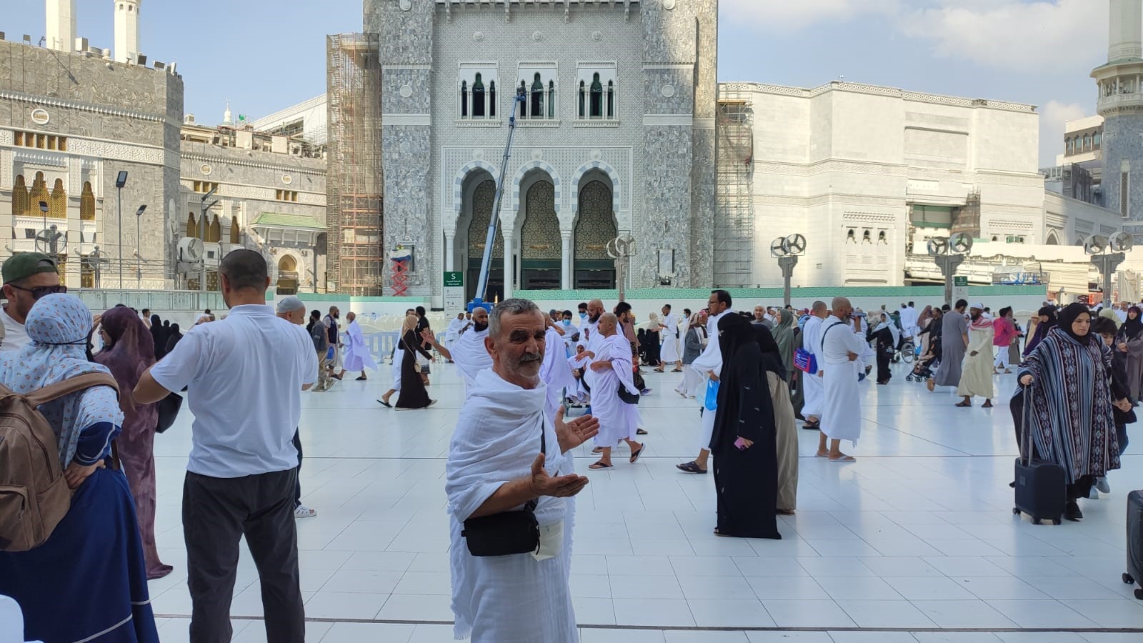 Bursa’nın İnegöl ilçesinde çocukların özel halk otobüslerine kar topu atması
