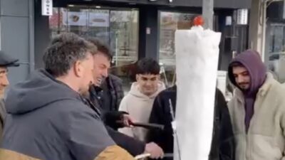 Bursa'nın İnegöl ilçesinde bir döner ustası, kar yağışını fırsata çevirerek