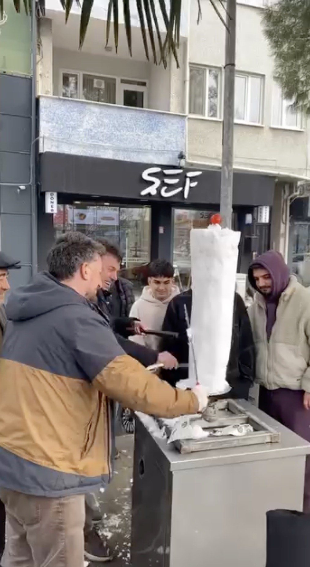 Bursa'nın İnegöl ilçesinde bir döner ustası, kar yağışını fırsata çevirerek