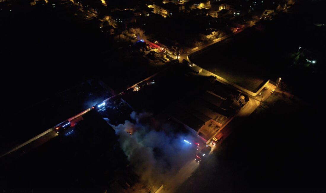 Bursa'nın merkez Yıldırım ilçesinde bir ahşap palet fabrikasında çıkan yangın,