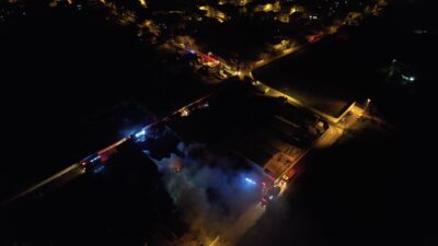 Bursa'nın merkez Yıldırım ilçesinde bir ahşap palet fabrikasında çıkan yangın,