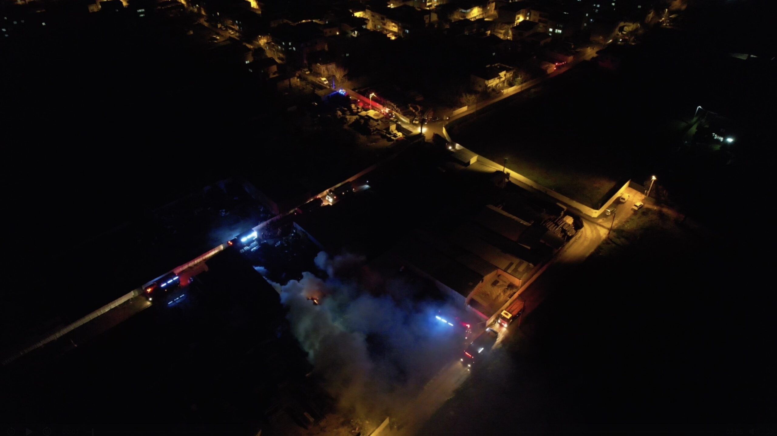 Bursa'nın merkez Yıldırım ilçesinde bir ahşap palet fabrikasında çıkan yangın,