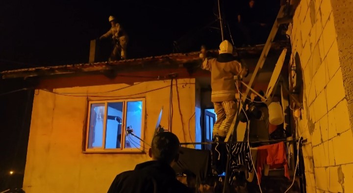 Bursa'da bir evin bacasında çıkan yangın mahalleyi sokağa döktü. İtfaiyenin