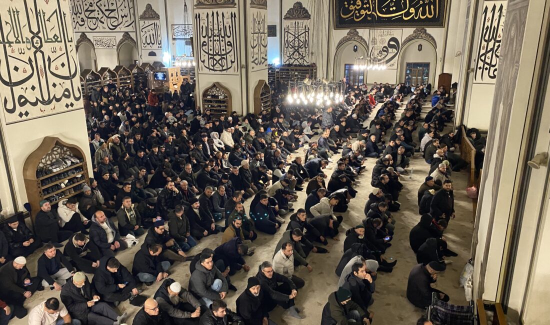 Bursa'da Miraç Kandili dolayısıyla vatandaşlar camilere akın ederek mübarek geceyi