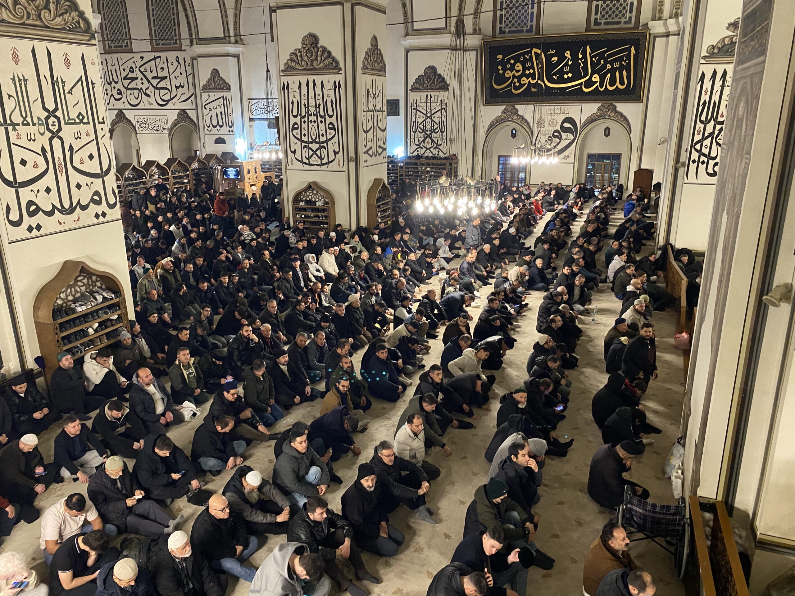 Bursa'da Miraç Kandili dolayısıyla vatandaşlar camilere akın ederek mübarek geceyi