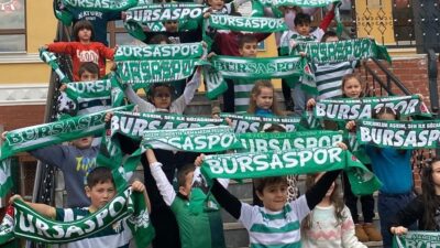 Bursa'da ilkokul öğrencileri karne sevincini Bursaspor coşkusuyla taçlandırdı. Tophane İlkokulu öğrencileri