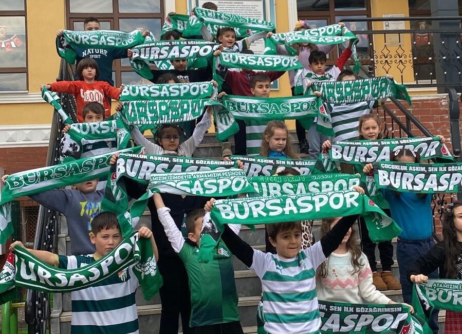 Bursa'da ilkokul öğrencileri karne sevincini Bursaspor coşkusuyla taçlandırdı. Tophane İlkokulu öğrencileri