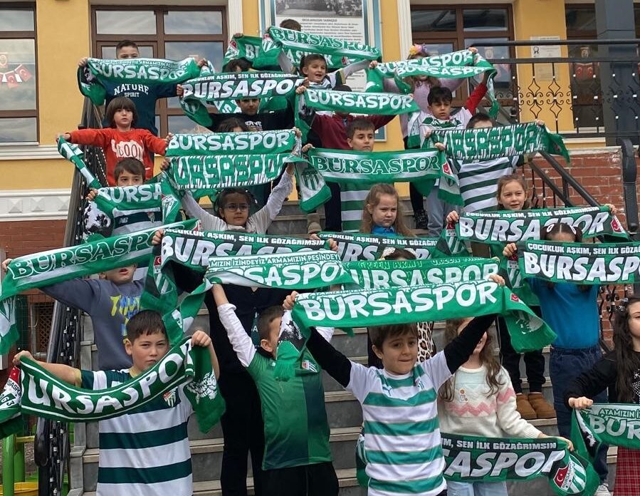 Bursa'da ilkokul öğrencileri karne sevincini Bursaspor coşkusuyla taçlandırdı. Tophane İlkokulu öğrencileri