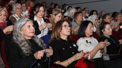 Bursa'da yüzlerce kadın aynı andı sinema salonunda toplanıp hem film