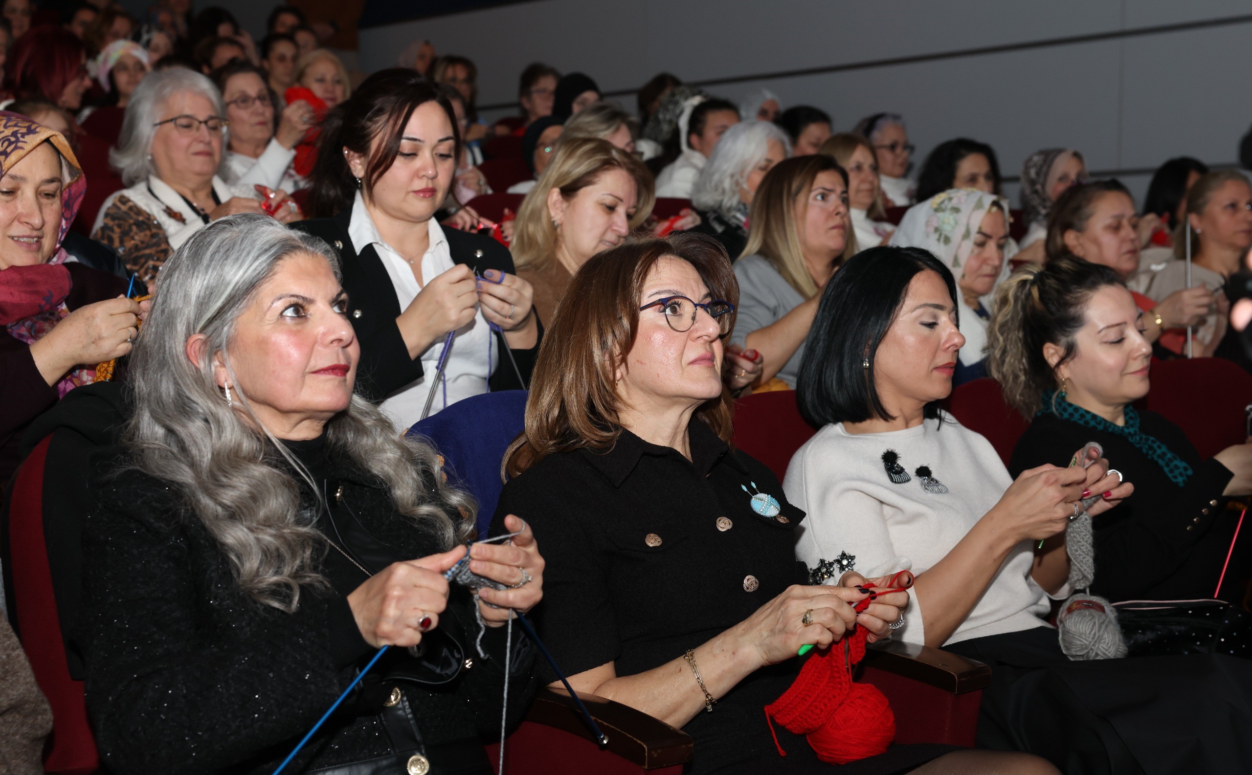 Bursa'da yüzlerce kadın aynı andı sinema salonunda toplanıp hem film