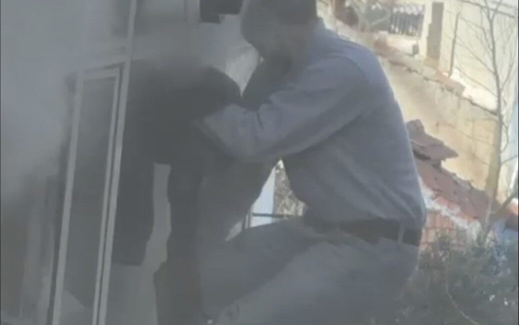 Bursa'nın Karacabey ilçesinde 4 katlı bir apartmanın birinci katında yalnız