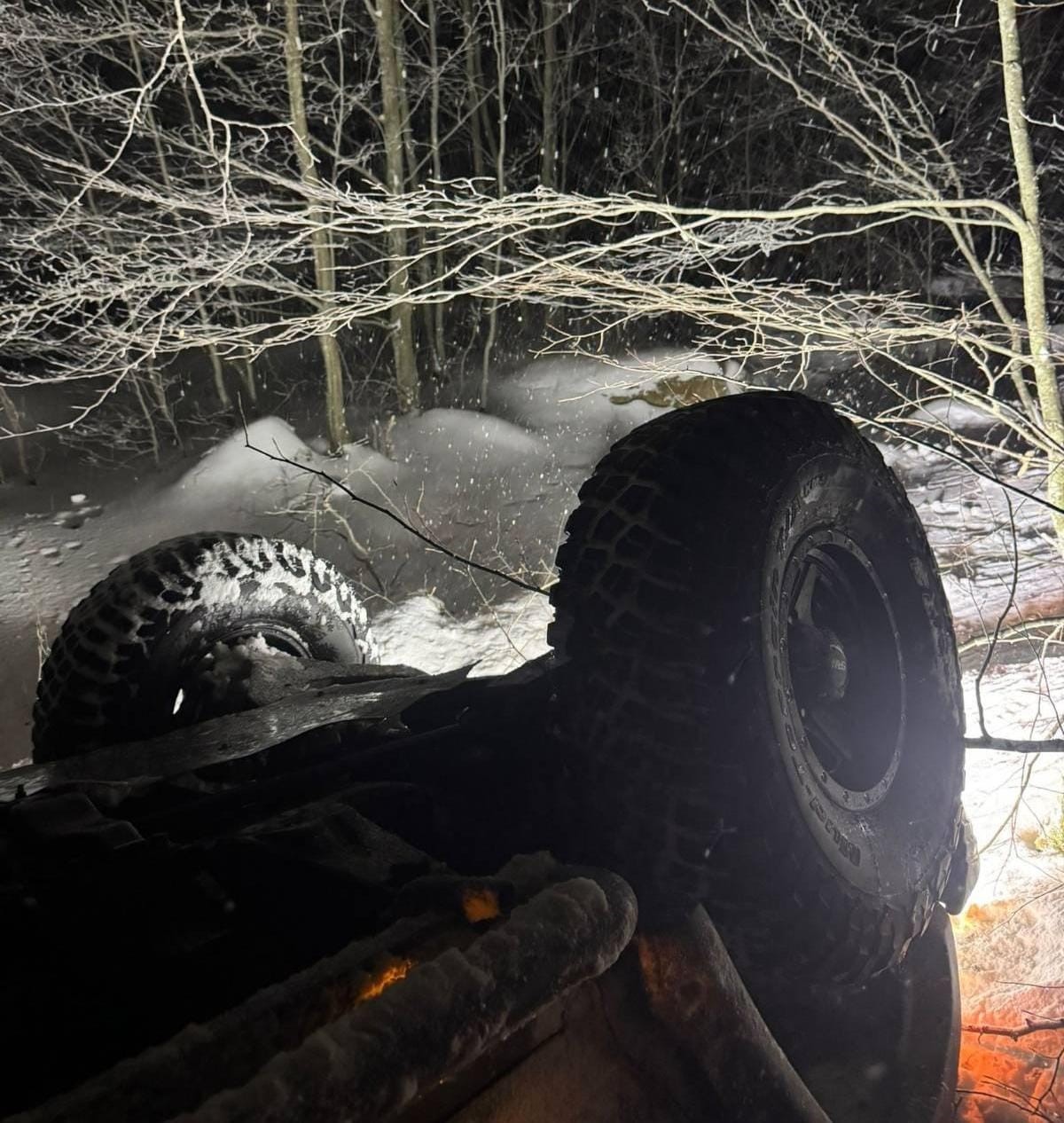 Bursa'nın İnegöl ilçesinde kar yağışı nedeniyle kontrolden çıkan cipin uçuruma